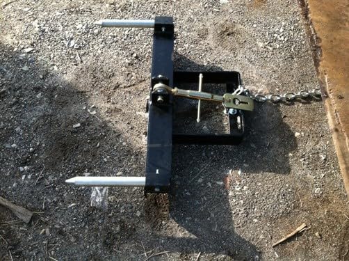 Front Loader Bucket Hay Bale Spear Attachment w/ 39" Bale Spear & Stabilizer Spikes, Rated 3000 LB - size: 1 x 39"
