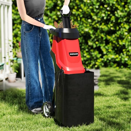 15 Amp Electric Wood Chipper Shredder, Corded Wood Mulcher Shredder with Plunger, Collection Bag & 15:1 Reduction, Garden Shredder with Wheels for Branches, Leaves, Waste(Red)